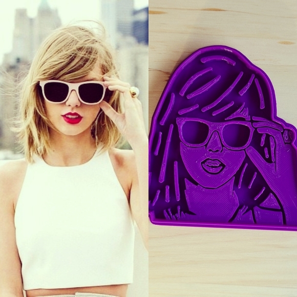 Taylor Swift Cookie Cutter - Picture 2 of 6